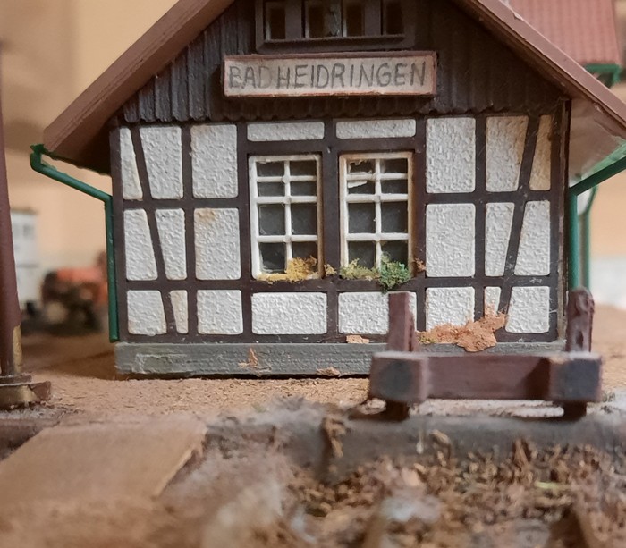 Das Stumpfgleis an der Laderampe des Bahnhofs Bad Heidringen. Hinter den Blumenkästen an den Fenstern der Bahnhofsrestauration schaut ab und an die Zenzi heraus, wenn der Lokführer Arne Powileit sich mal wieder gar zu lange Zeit lässt.