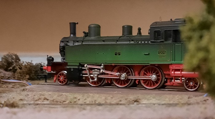 Auf der Drehscheibe steht hier die württembergische T5 mit der Betriebsnummer "1205" aus dem Märklin Zug-Set 2857 "Württembergischer Güterzug".