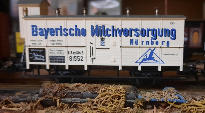 Ein Trix 23573 K Güterwagen "Bayerische Milchversorgung" der K.Bay.Sts.B. kam heute morgen in Bad Heidringen an. Der neue Märklin C-Gleis Plan wird vermutlich längere Gleise für Güterwägen sorgen, denn das Güteraufkommen in Bad Heidringen ist merklich gestiegen.