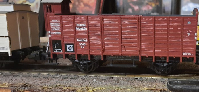 Ein Trix 23584 Offener Güterwagen Ov Frankfurt mit der Wagennummer 5516. Er wird seit 1895 für die Königlich Bayerische Staatsbahn gebaut. In Bad Heidringen wird er für den Transport der Rinder vom Wiesen-Wastl benötigt.