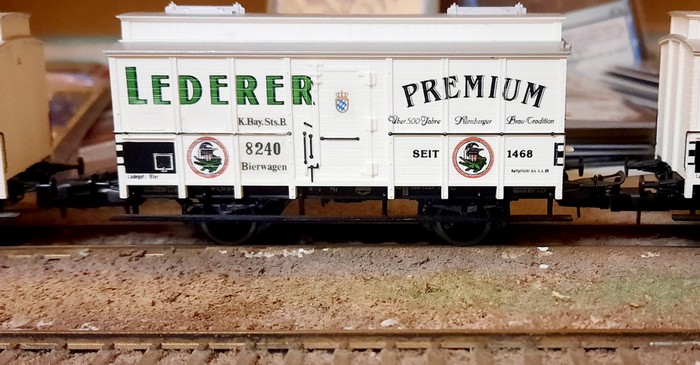 Trix 23504 Bierwagen "Lederer Premium" mit der Wagennummer 8240.