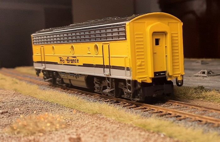 Sie sieht nach Märklin aus, unter der gelben Haut ist es ja auch eine F7 B-Unit von Märklin. Ein wenig ungewohnt wirkt es schon. Etwas fremd fühlt sie sich an, die Märklin 4062 US-Diesellok EMD F7 "Rio Grande", B-Unit.