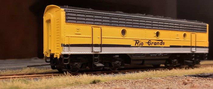 Hier steht die Märklin 4062 US-Diesellok EMD F7 "Rio Grande", B-Unit am Rande der Wüste...