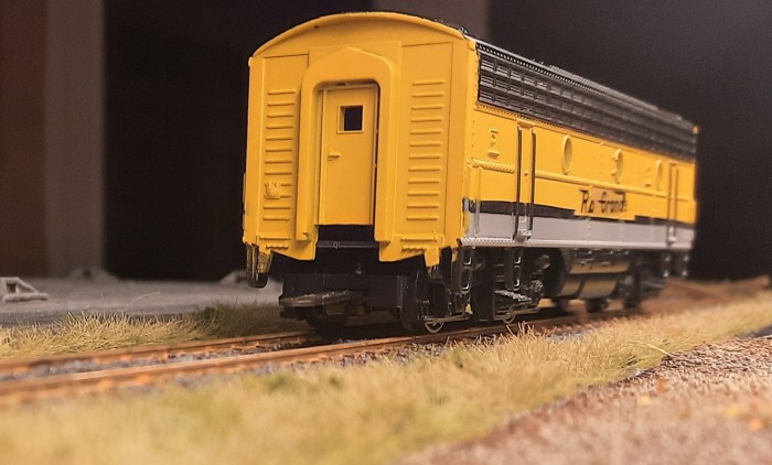 Ich frage mich manchmal, warum Märklin die 4062 US-Diesellok EMD F7 "Rio Grande", B-Unit nie herausgebracht hat. Es wäre sicher nur minimaler Aufwand gewesen, denn Gehäuse und Optionen für die Lackierung waren ja für die Produktion anderer B-Units bzw. für die A-Units der "Rio Grande" vorhanden.