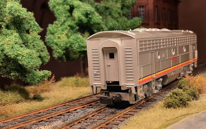 Hier auf der Weiche wirkt sie gar nicht so kraftvoll wie sie eigentlich ist, die Märklin 4063 F7 "Santa Fe" B-Unit