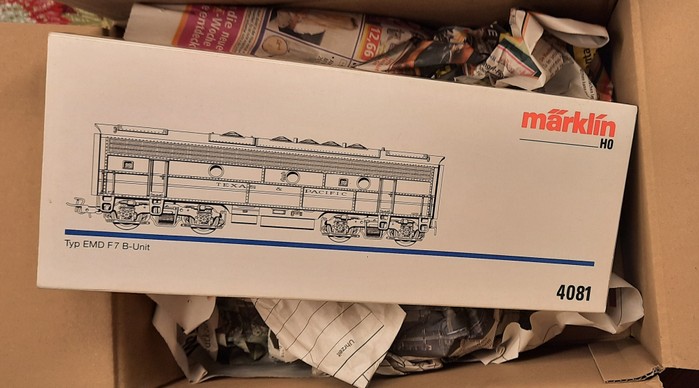 So kam die eine cabless B-Unit Märklin 4081 von ebay hier an.