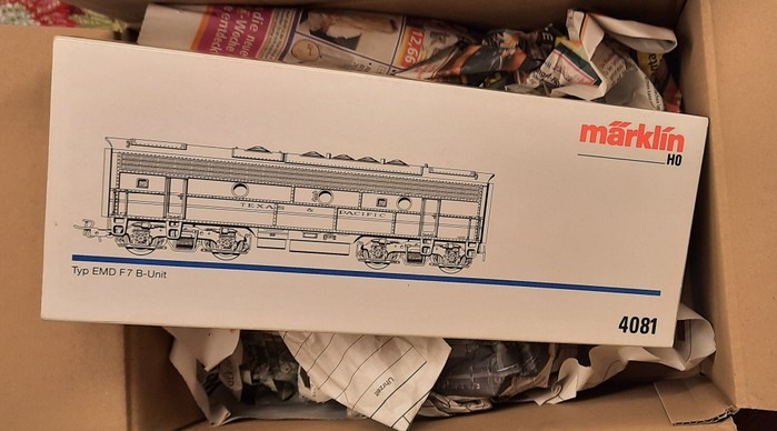 So kam die eine cabless B-Unit Märklin 4081 von ebay hier an. 