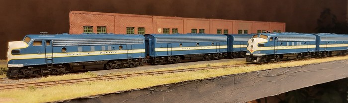 Die fünf "Texas & Pacific" EMD F7 von Märklin füllen fast ein kleines Bahnbetriebswerk. Okay, für Bailey Yard in North Platte in Nebraska wäre es etwas dürftig...