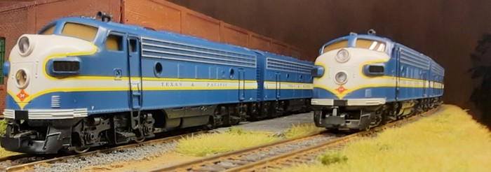 Dieses Foto der Märklin F7 cab-equipped lead A-Units und cabless-booster B-Units gefällt mir am besten.