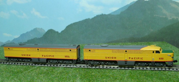Life-Like 7083 Alco PA/PB Diesellokomotive Union Pacific #600 (Armour Yellow and Gray w. Red stripes) (Foto: Honischer)