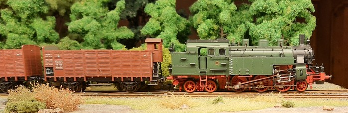 Meine vermutlich "gerade noch" bayerische Modelleisenbahn: die Rivarossi 1334 Pt 3/6 "316" der K.Bay.Sts.B. mit dem Trix 3622 Offener Hochbordwagen VOmz[u]Augsburg mit Bremserhaus Wagennummer 48725