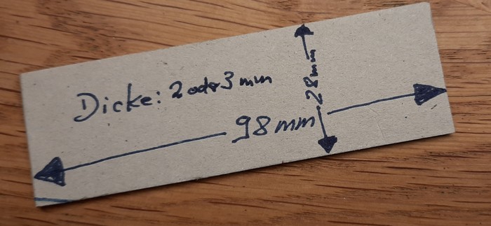 Der Prototyp des Ladegut H0: der Träger aus 2mm starkem Karton mit aufgetragenem Maß. Die 98mm sind ein Schreibfehler. Es sind nur 88mm.