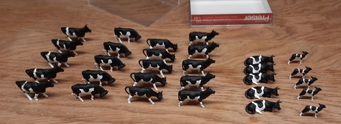 Die 30 schwarz-weiß gescheckten Kühe aus dem Preiser Set 14408