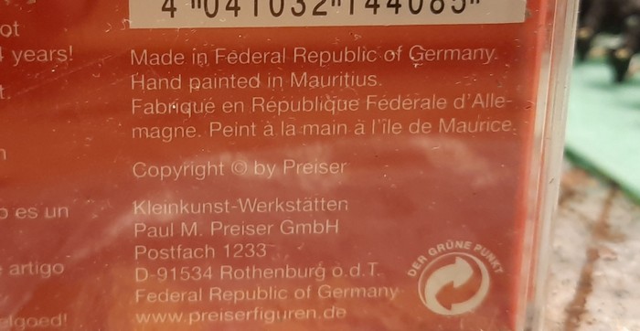 Die Kleinkunst-Werkstätten des Paul M. Preiser lassen die Kühe auf Mauritius pinseln. Der zusätzliche Arbeitsgang für die Hörner schlägt natürlich zu Buche. Erinnern wir uns: pro Kuh zahlen wir weniger als einen Euro. Die niedrigen Stundenlöhne auf Mauritius (33 Cent / Stunde. Quelle: bild.de 2014) sind fast doppelt so hoch wie etwa auf Madagaskar, hätten aber den Farblauf für die Hörner ermöglichen können. Flinke und geübte Hände schaffen sicher 100 Kühe pro Stunde. Das hätte die Gestehungskosten pro Kuh um 0,3 Cent erhöht... Wäre eigentlich drin gewesen, oder?