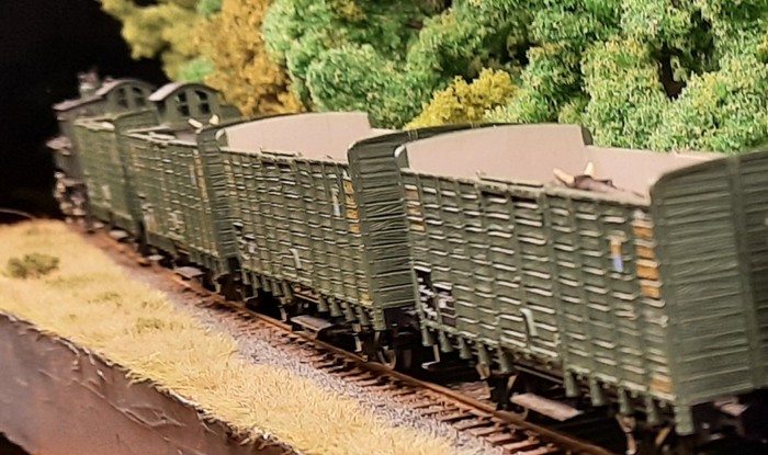 Anschauungsobjekt Modellbahn-Wandanlage in Spurweite H0: Auf 25cm Anlagenbreite rollen hier die Trix 3603/3604 Hochbordwagen VOmz der K.Bay.Sts.B. hinter der Rivarossi 1383 Tenderlok D II