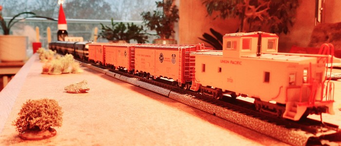 USA Modelleisenbahnen, das sind für mich auch und vor allem die Märklin 3781/3481 US-Diesellok EMD F7 der Texas Pacific mit dem Märklin 45680 H0 "Reefer Set" Pacific Fruit Express und dem Mäklin 47780 US Boxcar Reefer version Pacific Fruit Express