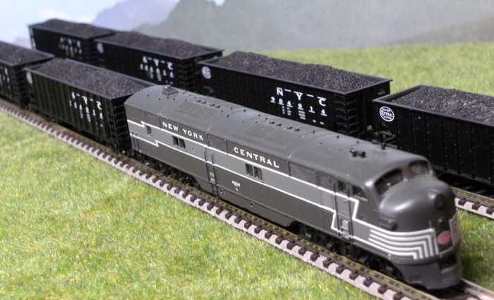 Honischers erste EMD F7 ist die Life-Like 7011, Diesel E7 "New York Central" #4009 vor einem Ganzzug aus sieben Atlas 32791 Open Hopper / Coal Hopper, 3-Bay, 90 Ton - New York Central (Foto: Honischer)