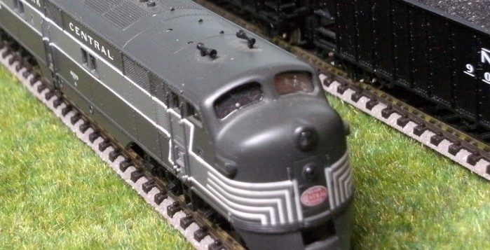 Nahaufnahme der Life-Like 7011, Diesel E7 "New York Central" #4009 vor den Atlas 32791 Open Hopper / Coal Hopper, 3-Bay, 90 Ton - New York Central (Foto: Honischer)