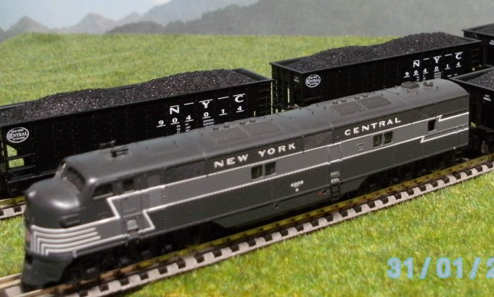 Vor den sieben Atlas 32791 Open Hopper / Coal Hopper, 3-Bay, 90 Ton - New York Central macht sich die Life-Like 7011, Diesel E7 "New York Central" #4009 sehr gut. (Foto: Honischer)
