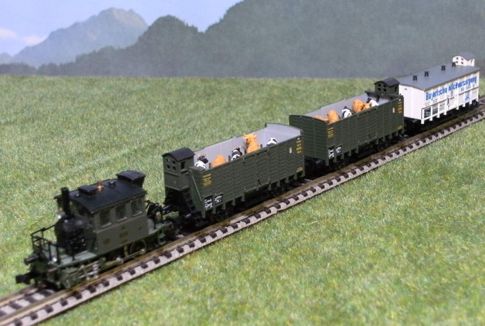 Das Spalter Bockerl bringt das Vieh zum schlachten und die letzte Milch in die Molkerei. Des Honischers Zug mit der Minitrix 12606 Dampflok Ptl 2/2 Glaskasten 4531 voraus und den beiden Minitrix 13203 Hochbordwagen der Kgl.Bay.Sts.B. mit Bremserhaus. Hintendran der Minitrix 13221 Kühlwagen "Bayrische Milchversorgung" der Kgl.Bay.Sts.B. mit Bremserhaus.