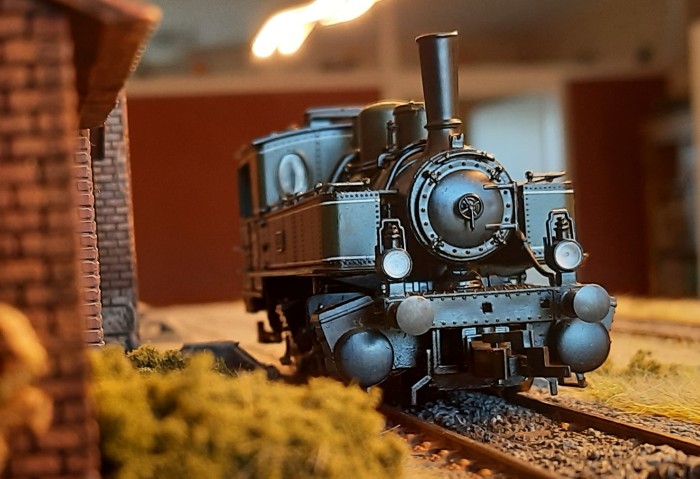 Gleicht steigt der Heizer auf die Roco 43286 Dampflok BBII der Kgl.Bay.Sts.B. und legt noch Kohle nach. Heute Nacht muss noch ein Güterzug nach Sturmhaven abgehen.