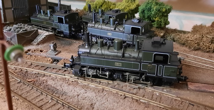 Eine der vier Roco 43286 Dampflok BBII der Kgl.Bay.Sts.B. fährt über das Verbindungsgleis auf Gleis 1 des Bahnhofs.