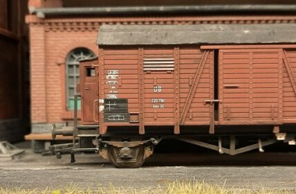 Liliput 253 09: gedeckter Güterwagen Gms 30 mit Bremserhaus, Wagennummer 220 790