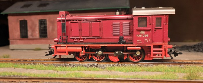 Das kleine Kraftpaket von der Seite: die Märklin 3446 Diesellok BR V36 235 der DB