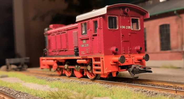 Die Märklin 3446 Diesellok BR V36 235 der DB rollt auf ihre nächste Rangieraufgabe zu.