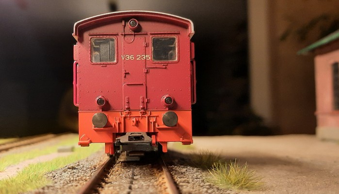 Hier wirkt sie grazil und schlank: die sonst recht breite Märklin 3446 Diesellok BR V36 235 der DB.