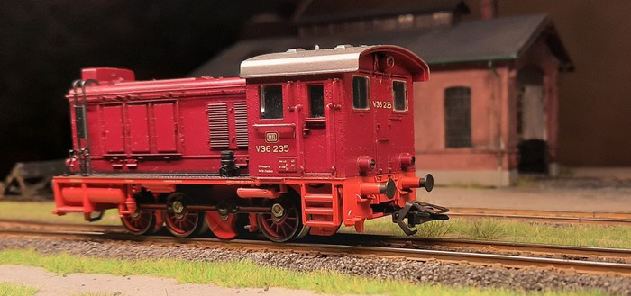 Die Märklin 3446 Diesellok BR V36 235 der DB rollt entlang.