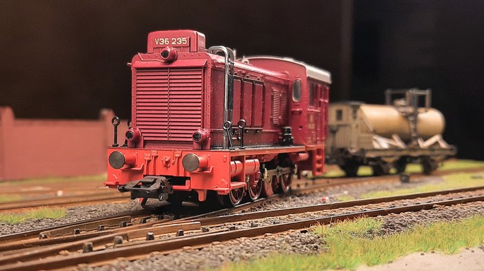 Hier hat die Märklin 3446 Diesellok BR V36 235 der DB einen alten Kesselwagen im Schlepp.