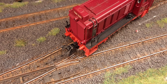 Majestätisch rollt die Märklin 3446 Diesellok BR V36 235 der DB über Doncolors Rangierstück.