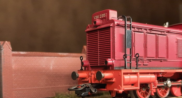 Fast kann man das Brummen der 360 PS vernehmen. Die Märklin 3446 Diesellok BR V36 235 der DB steht an der Trennmauer des Industrieanschlusses.