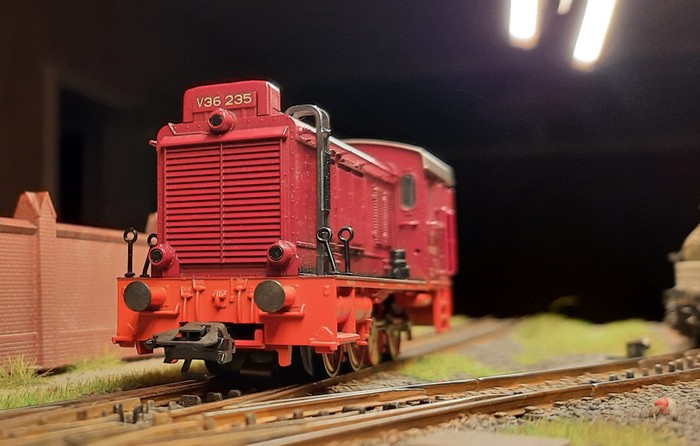 Jetzt nimmt die Märklin 3446 Diesellok BR V36 235 der DB Fahrt auf.