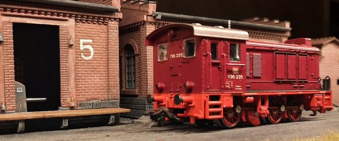 Die Märklin 3446 Diesellok BR V36 235 der DB vor Halle 6 in Sturmhaven.