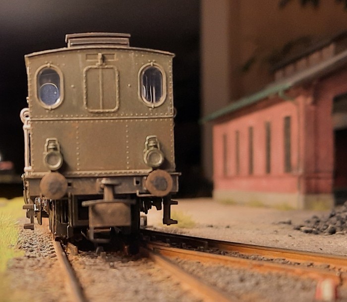 Auf Doncolors Rangierstück laufen die Geleise weiträumig am Lokschuppen vorbei. Fast ein wenig einsam steht die Märklin 37189 Dampflokomotive Gattung Ptl 3/3 auf dem Geleis.