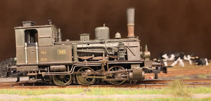 Wer möchte sagen, ob sie hier nur eine Stunde oder ganze zehn, zwanzig Jahre in dieser Position verharrt hat? Die Märklin 37189 Dampflokomotive Gattung Ptl 3/3 strahlt hier ihre Stimmung aus und ich spüre, dass auf diesem Foto die Zeit angehalten wurde.