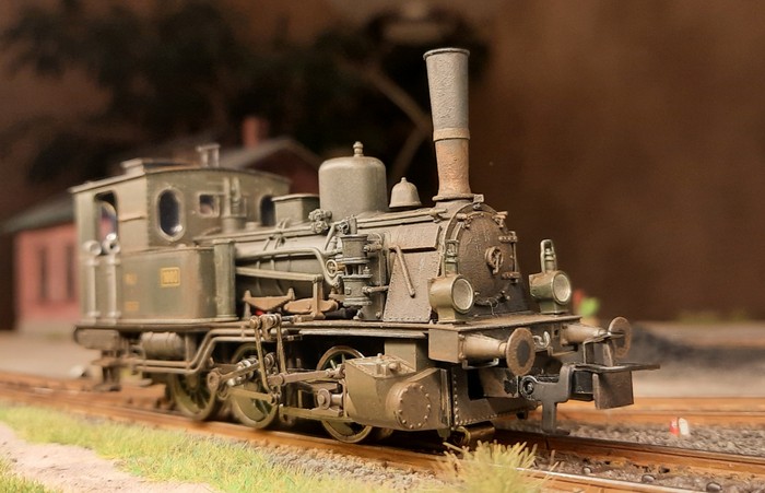 Fehlen da nicht die Eisenbahnfans mit gezückter Kamera auf Stativ? Die Märklin 37189 Dampflokomotive Gattung Ptl 3/3 lädt zum Fotoshooting ein.