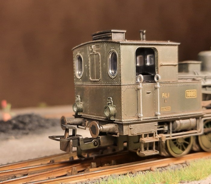 Jetzt kommt Bewegung auf. Die Märklin 37189 Dampflokomotive Gattung Ptl 3/3 zieht vor.