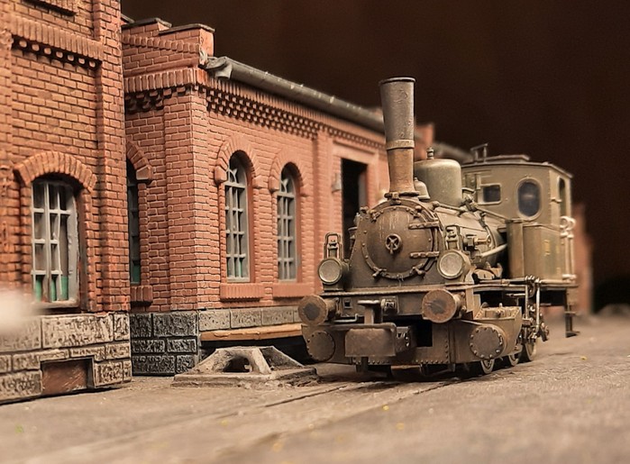 Gerade hat die Märklin 37189 Dampflokomotive Gattung Ptl 3/3 einen Güterwagen an die Laderampe der Fabrik in Sturmhaven verschubt.