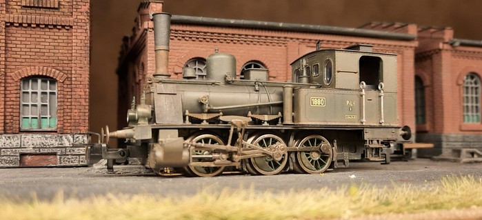 Die Märklin 37189 Dampflokomotive Gattung Ptl 3/3 verschnauft kurz, bevor es weitergeht.