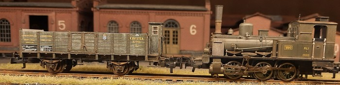 Eine vorletzte Rangieraufgabe für die Märklin 37189 Dampflokomotive Gattung Ptl 3/3: ein Trix 13235 Mittelbordwagen Omk mit Bremserhaus (Betriebsnummer 57702) der Kgl.Bay.St.B. mit einer Ladung "Siemens Lufthaken" musste noch zur Entladestelle rangiert werden.