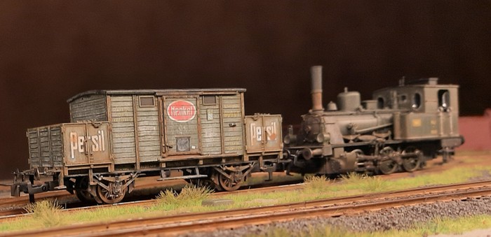 Der Märklin 46078 Kolonialwaren-Wagen der Kgl.Bay.St.B. mit der Wagennummer 602104 zählt zu den bevorzugten Sparringspartnern der Märklin 37189 Dampflokomotive Gattung Ptl 3/3. Der Kolonialwagen wurde übrigens auch von Doncolor gealtert.