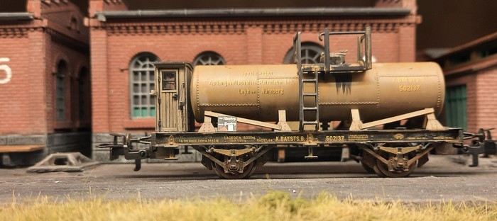 Hier steht der Trix 3417 Kesselwagen der Kgl.Bay.Sts.B. ("Specialwagen der Actiengesellschaft für Petroleum Industrie Leyh bei Nürnberg") Wagennummer 502137 vor der Entladestelle.