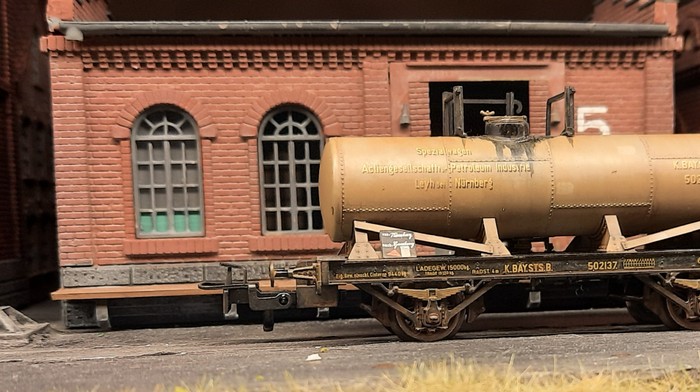 Gleich werden die Arbeiter aus der Halle kommen. Der Trix 3417 Kesselwagen der Kgl.Bay.Sts.B. ("Specialwagen der Actiengesellschaft für Petroleum Industrie Leyh bei Nürnberg") Wagennummer 502137 in Warteposition.