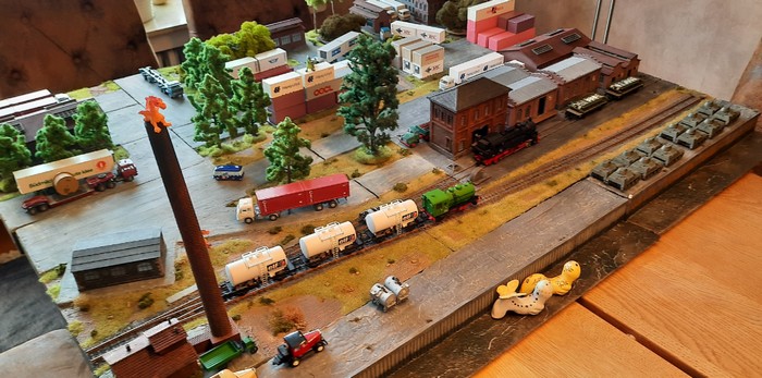 Es ist gar nicht so viel Eisenbahn auf der Eisenbahn. Kinder spielen nämlich auch gerne mit Lastern und Pkws.