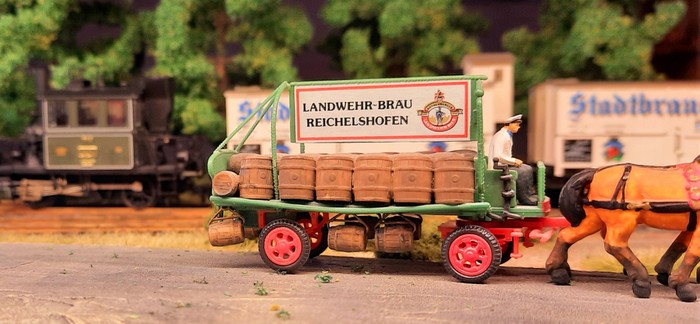 Der Preiser 30462, der Brauereiwagen Landwehr Bräu Reichelshofen hätte sicher auch in Spalt gesehen werden können... sicher mit anderer Beschriftung... Aber Bier wäre auch genug an Bord gewesen!