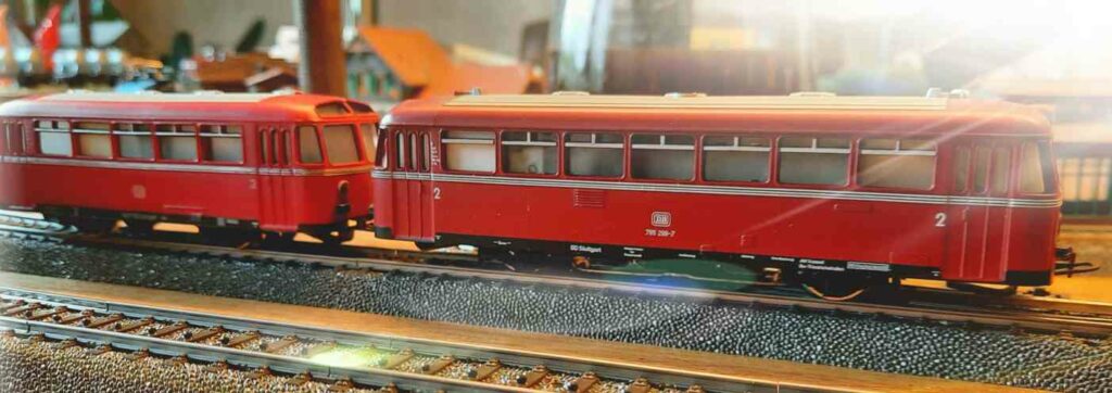 Der Märklin 3016 Schienenbus mit den Märklin 4016 Beiwagen ist nicht nur ein Klassiker. Er gehört einfach auf eine Märklin Tischbahn und erst recht auf eine derart kleinewelche.