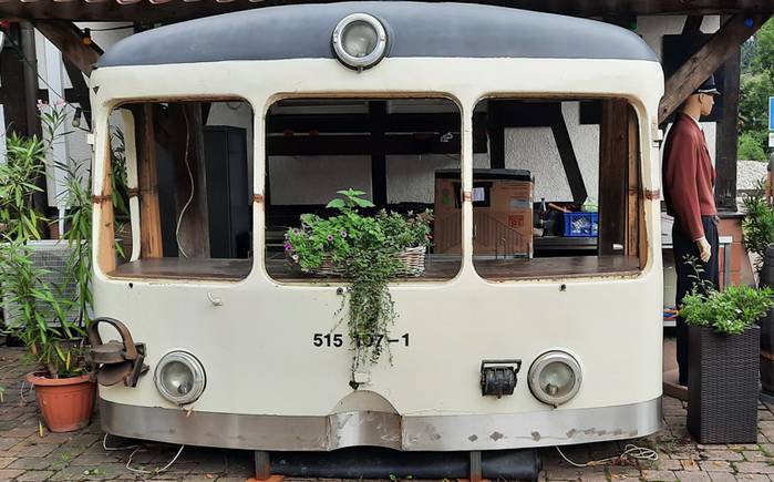 Der Akkumulatortriebwagen der Baureihe 515 / ETA 150 am Grill im Bahnhof Busenberg-Schindhard